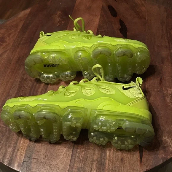 NiIKE AIR VAPORMAX PLUS - Picture 6 of 10
